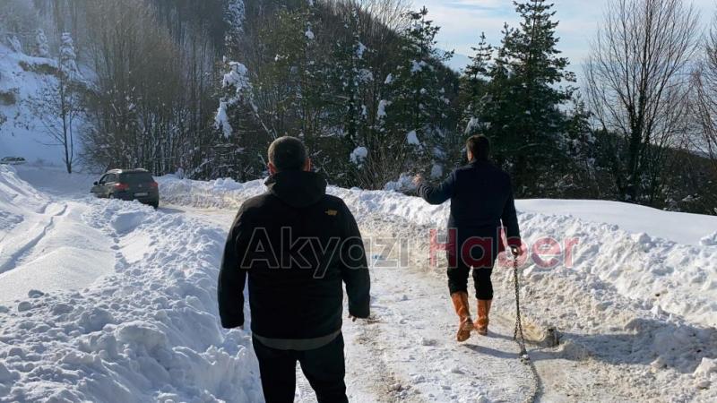 Kara saplanan araçtakilerin yardımına Başkan Soykan koştu