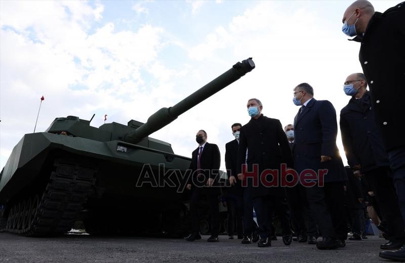 Bakan Akar, Sakarya'da yeni nesil obüslerin gösterisini izledi