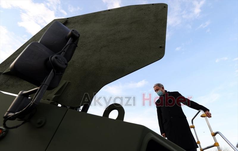 Bakan Akar, Sakarya'da yeni nesil obüslerin gösterisini izledi