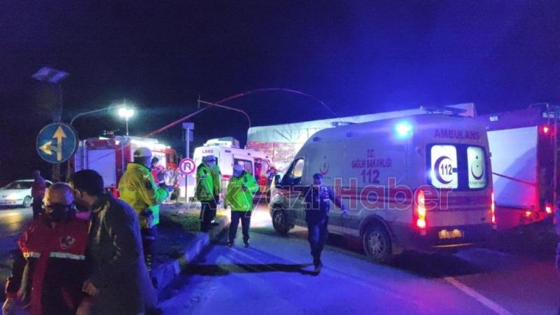 D-100 'de ambulansında karıştığı feci kaza: 2'si ağır 8 yaralı