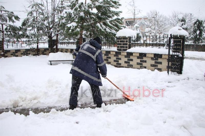 Vali Kaldırım Akyazı'da karla mücadele çalışmalarını inceledi