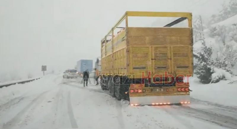 Karda araçlar kaydı, yol kilitlendi
