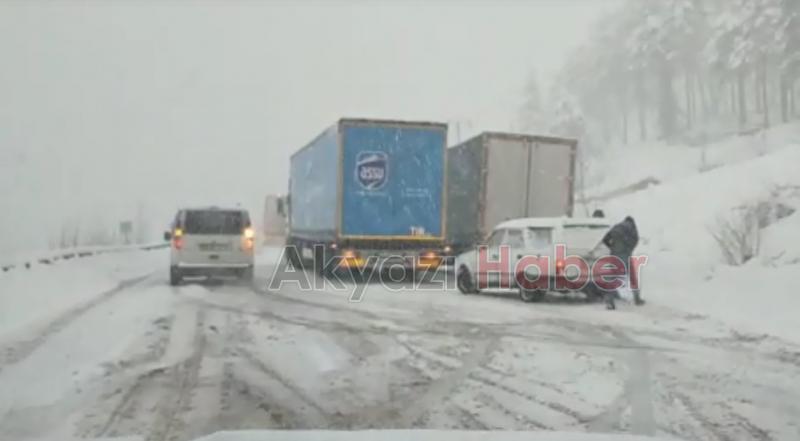 Karda araçlar kaydı, yol kilitlendi