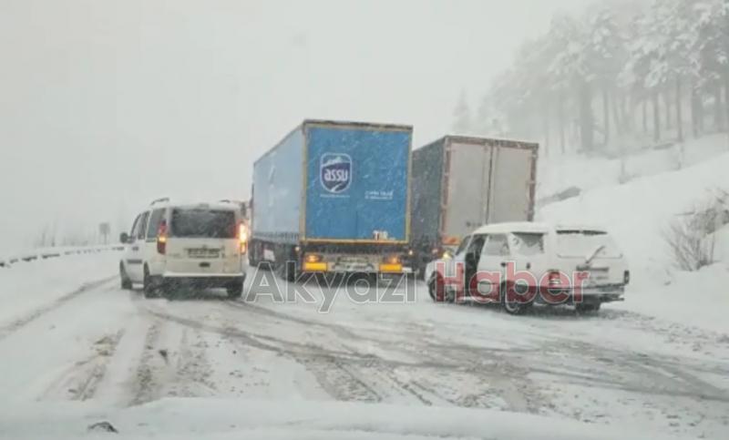Karda araçlar kaydı, yol kilitlendi