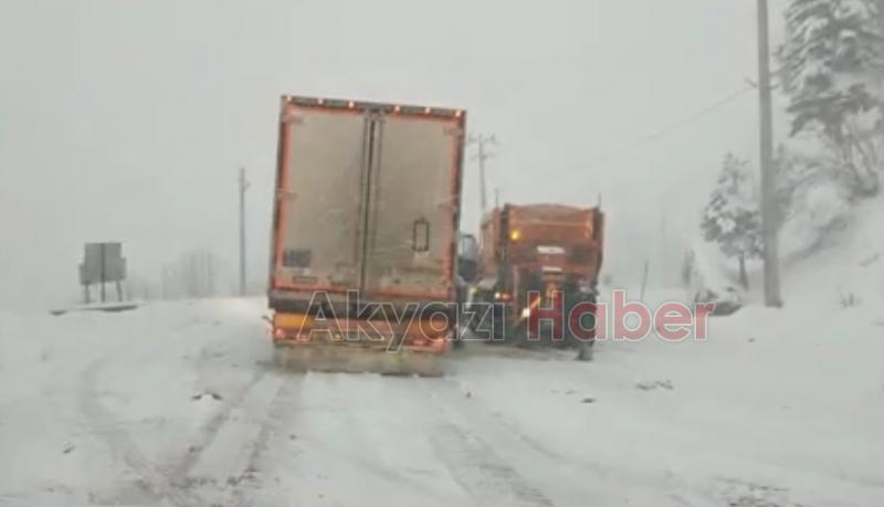 Karda araçlar kaydı, yol kilitlendi