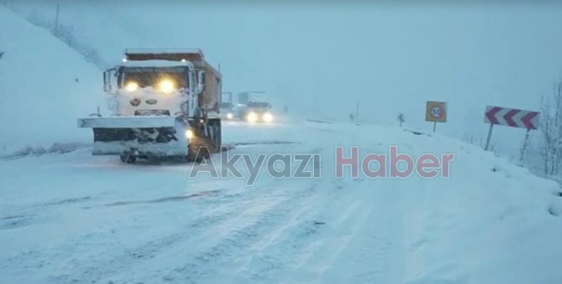 Karda araçlar kaydı, yol kilitlendi