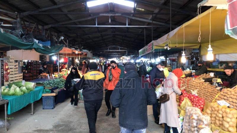 Akyazıda çarşamba pazarı yoğunluğu