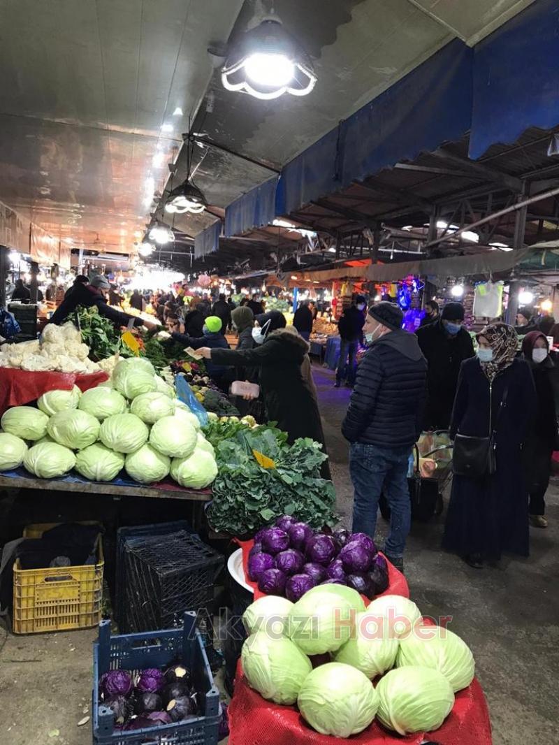 Akyazıda çarşamba pazarı yoğunluğu