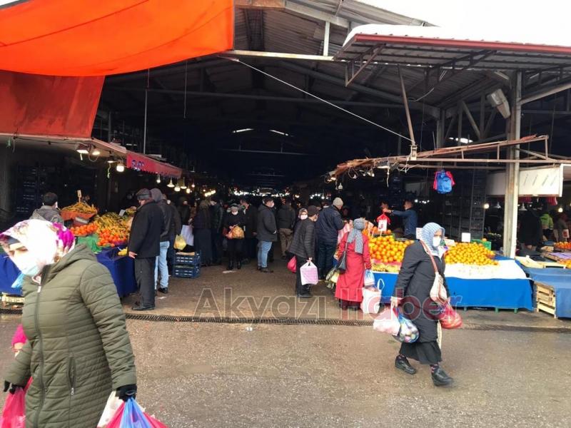 Akyazıda çarşamba pazarı yoğunluğu