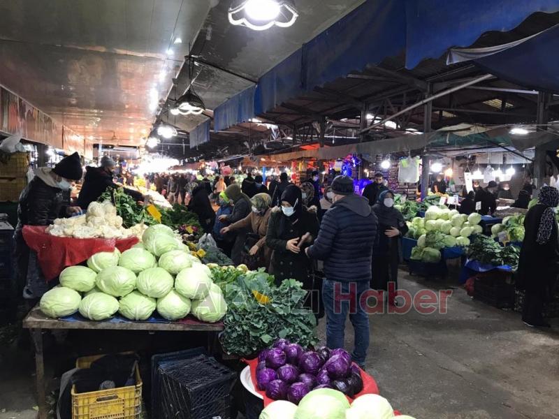 Akyazıda çarşamba pazarı yoğunluğu