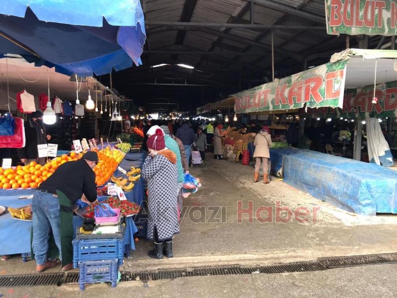 Akyazıda çarşamba pazarı yoğunluğu
