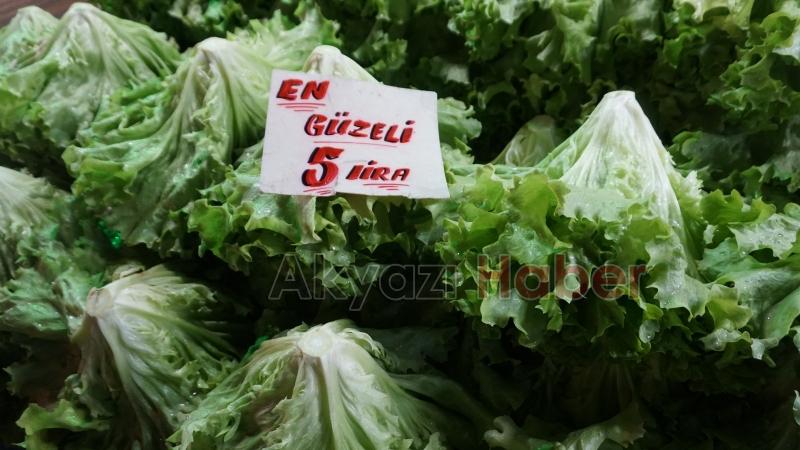 Akyazıda çarşamba pazarı yoğunluğu