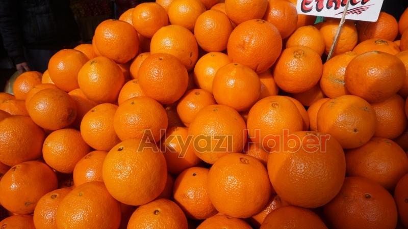 Akyazıda çarşamba pazarı yoğunluğu