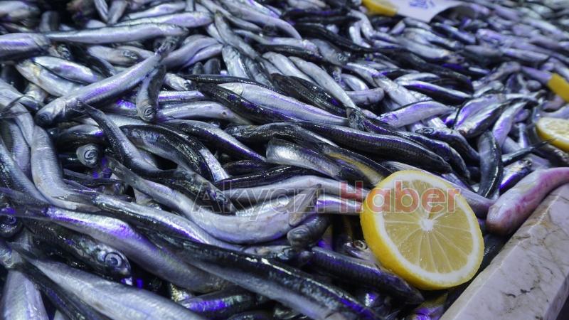 Akyazıda çarşamba pazarı yoğunluğu