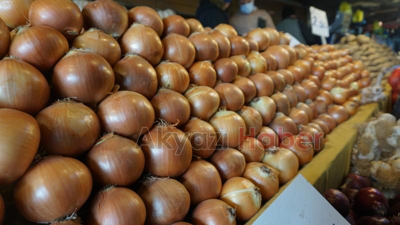 Akyazıda çarşamba pazarı yoğunluğu