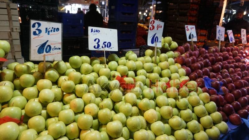 Akyazıda çarşamba pazarı yoğunluğu
