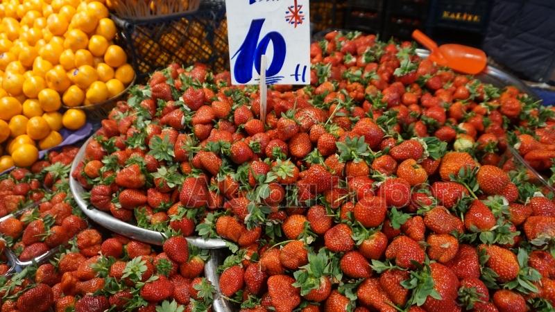 Akyazıda çarşamba pazarı yoğunluğu
