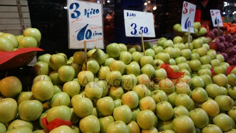 Akyazıda çarşamba pazarı yoğunluğu