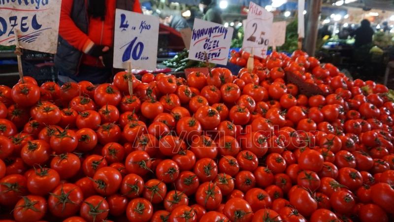 Akyazıda çarşamba pazarı yoğunluğu