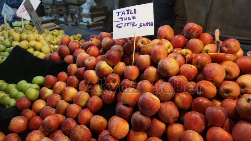 Akyazıda çarşamba pazarı yoğunluğu