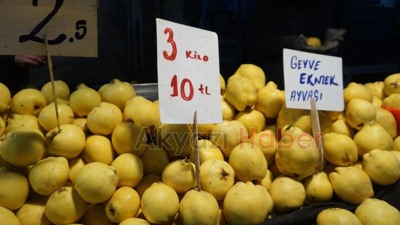 Akyazıda çarşamba pazarı yoğunluğu