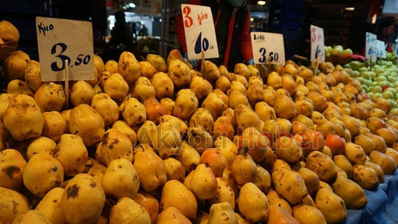 Akyazıda çarşamba pazarı yoğunluğu