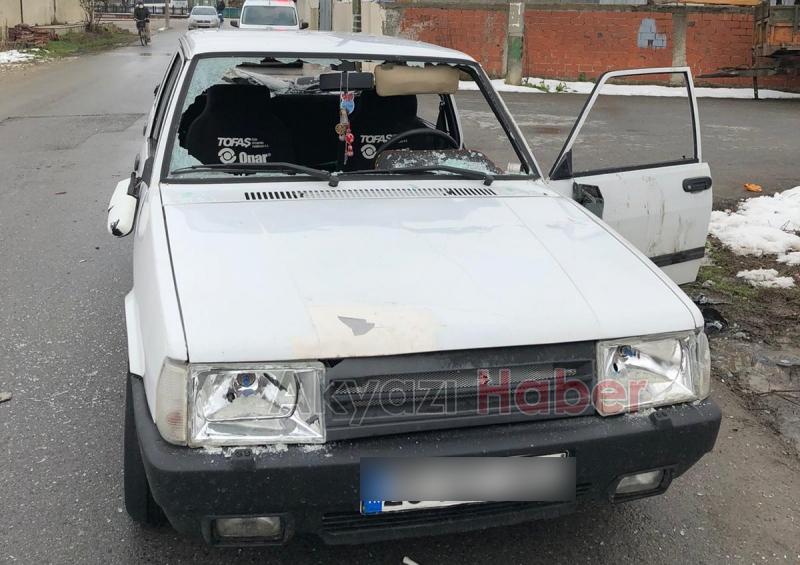 Akyazıda aracının önünü kesip saldırdılar