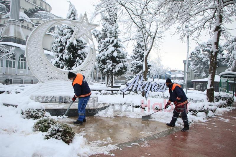 Akyazı Belediyesi'nin karla mücadele sınavı