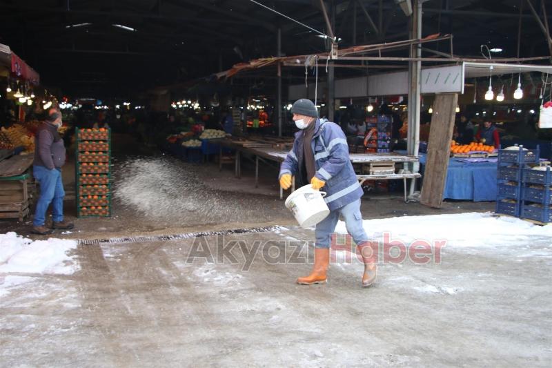 Akyazı Belediyesi'nin karla mücadele sınavı