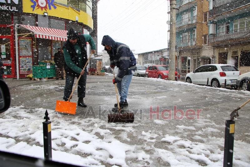 Akyazı Belediyesi'nin karla mücadele sınavı