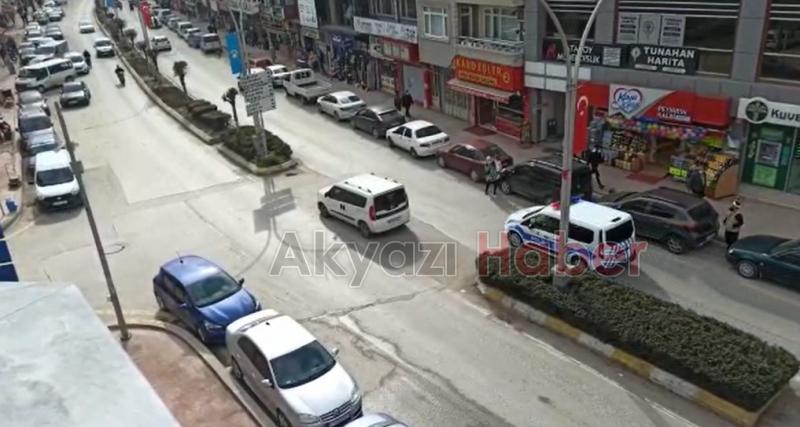 Aracını yol ortasına bırakıp gitti