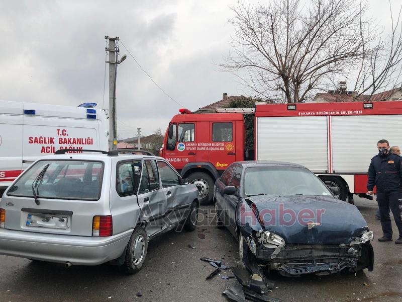 Otomobiller çarpıştı 3 çocuk yaralı