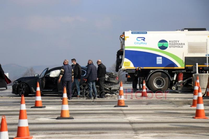 Akyazıda zincirleme kaza 2 yaralı