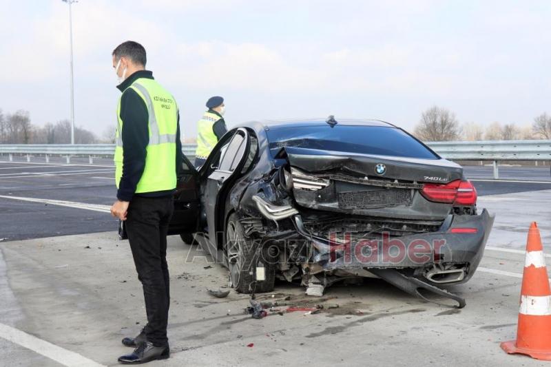 Akyazıda zincirleme kaza 2 yaralı