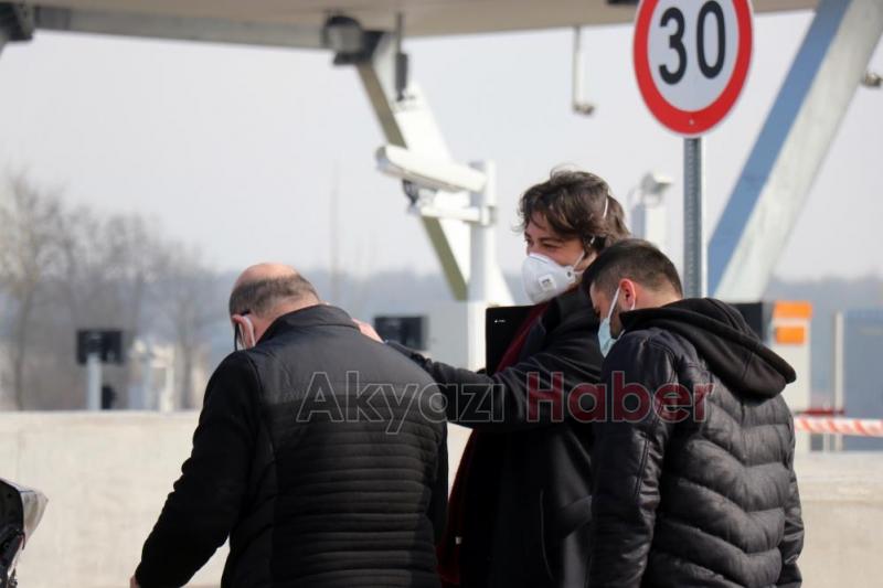 Akyazıda zincirleme kaza 2 yaralı