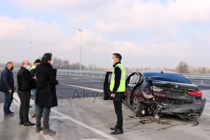 Akyazıda zincirleme kaza 2 yaralı