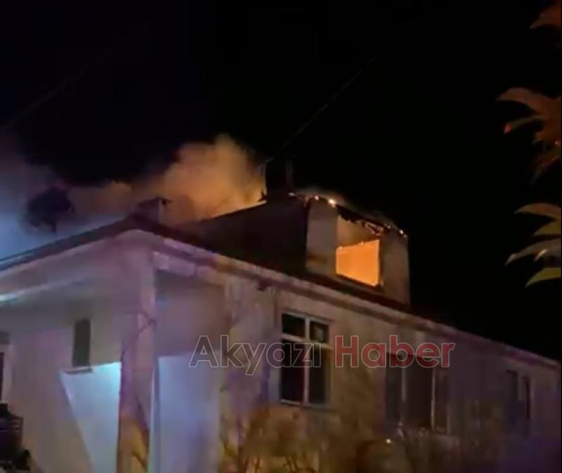 Akyazı'da çatı katı alev alev yandı