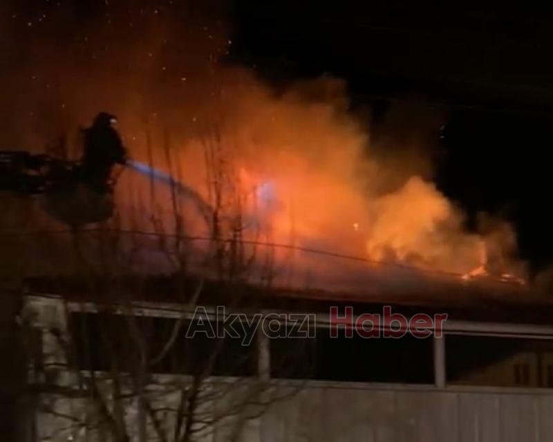 Akyazı'da çatı katı alev alev yandı