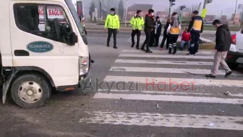 D-100 karayolunda cip ile kamyon çarpıştı: 4 yaralı