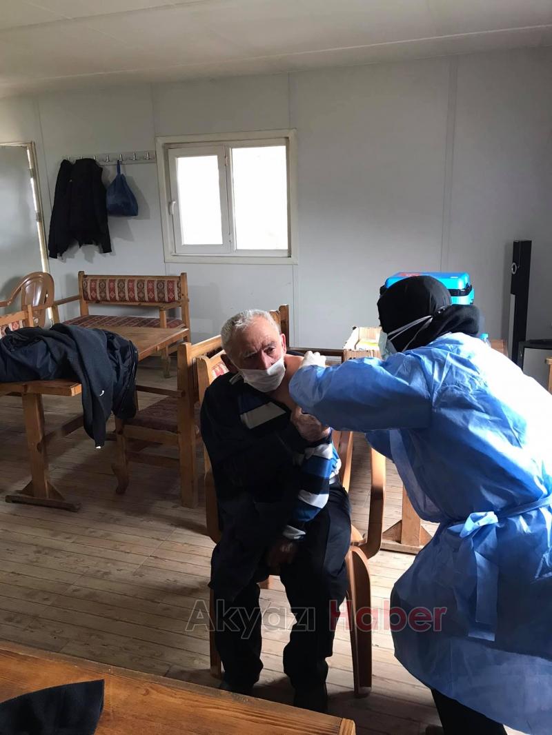 Akyazı'da mobil aşı ekipleri ile köylerdeki yaşlılara ulaşılıyor