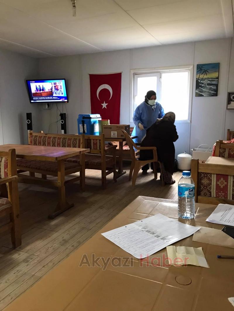 Akyazı'da mobil aşı ekipleri ile köylerdeki yaşlılara ulaşılıyor