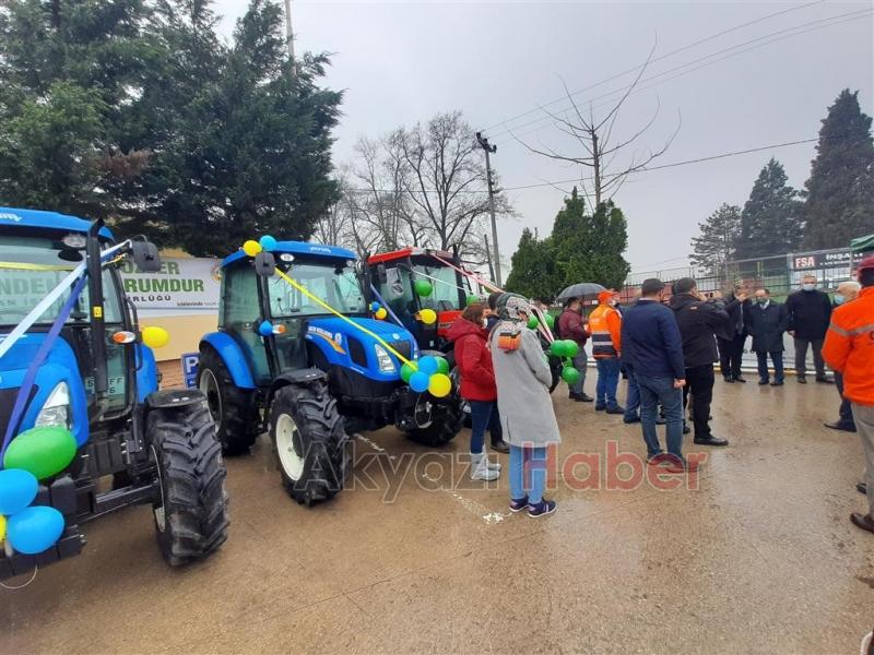 Akyazı'da 10 orman köylüsüne traktör verildi