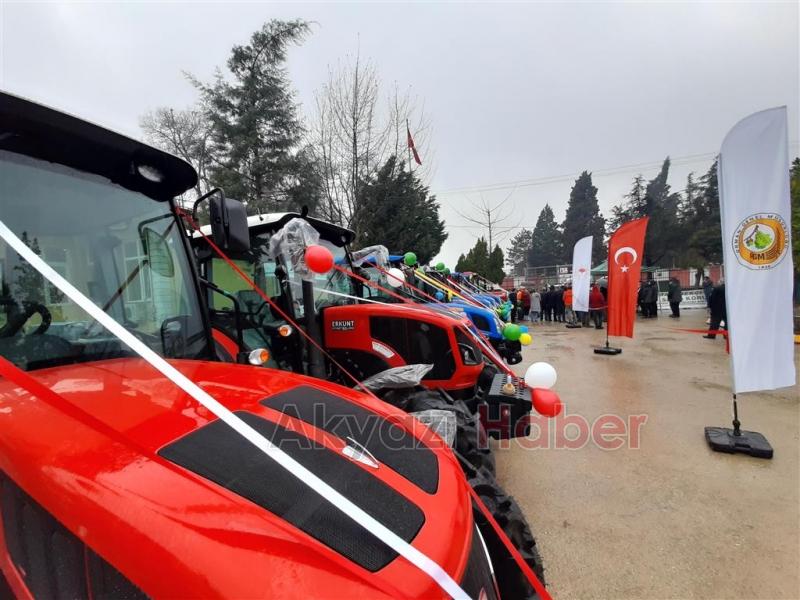 Akyazı'da 10 orman köylüsüne traktör verildi