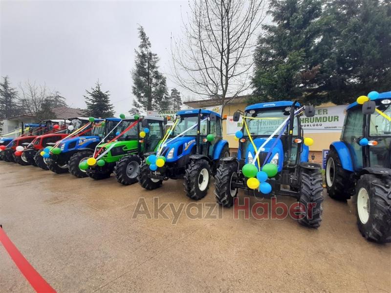 Akyazı'da 10 orman köylüsüne traktör verildi