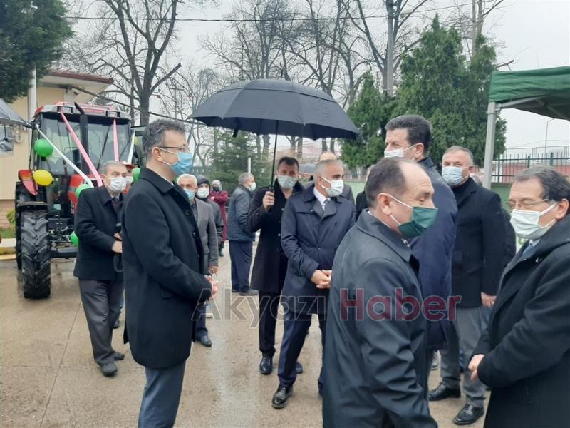Akyazı'da 10 orman köylüsüne traktör verildi