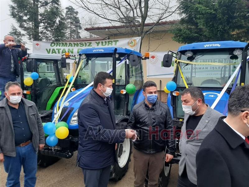 Akyazı'da 10 orman köylüsüne traktör verildi