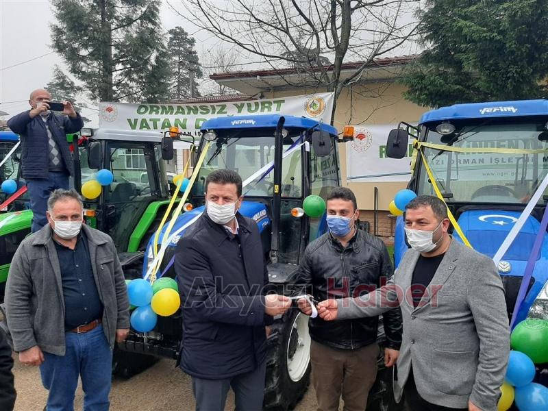 Akyazı'da 10 orman köylüsüne traktör verildi