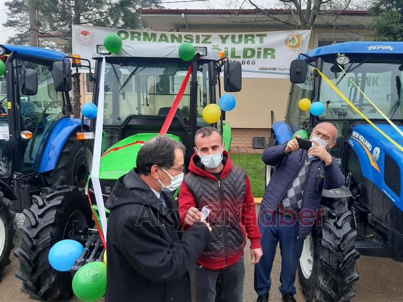 Akyazı'da 10 orman köylüsüne traktör verildi