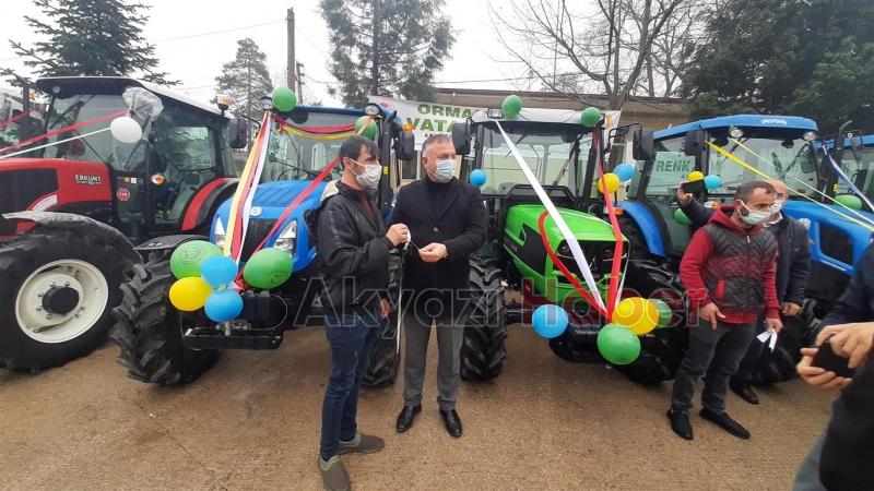 Akyazı'da 10 orman köylüsüne traktör verildi