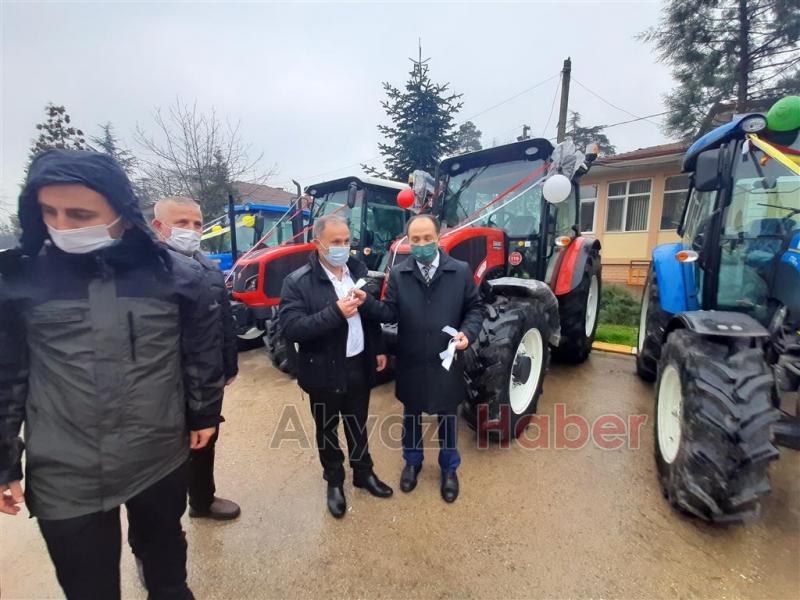 Akyazı'da 10 orman köylüsüne traktör verildi
